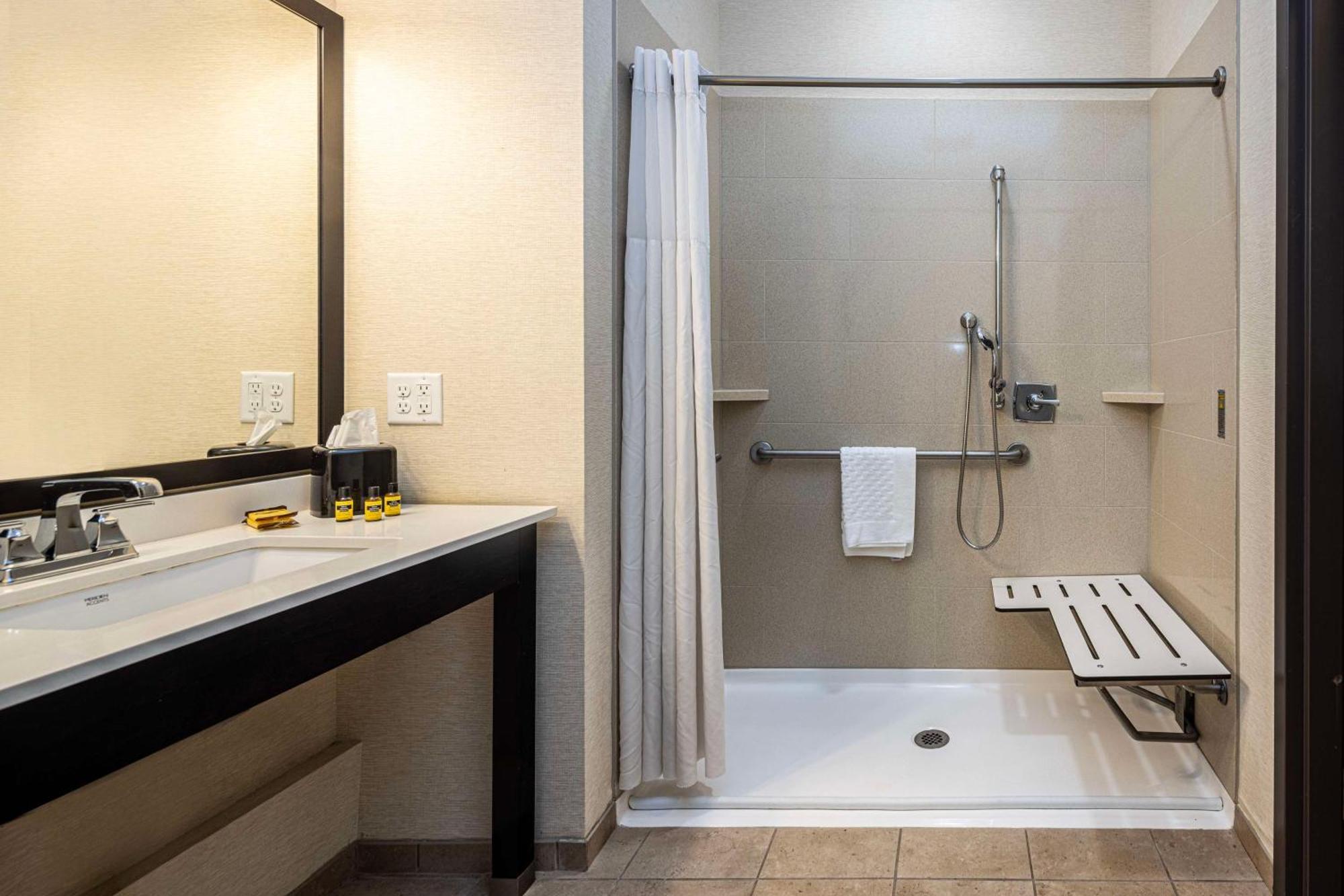 Best Western Plus Franciscan Square Inn & Suites Steubenville Eksteriør bilde